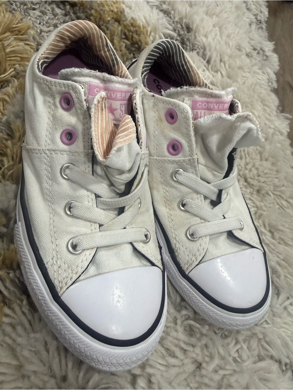 Converse Chuck Taylor All Star Low Top White Sneakers | Kids Size 2 / women’s 4